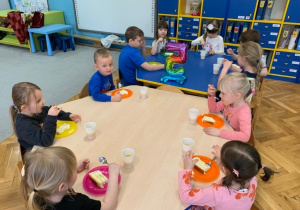 5 urodziny Varvary. Dzieci siedzą przy stolikach i jedzą tort.